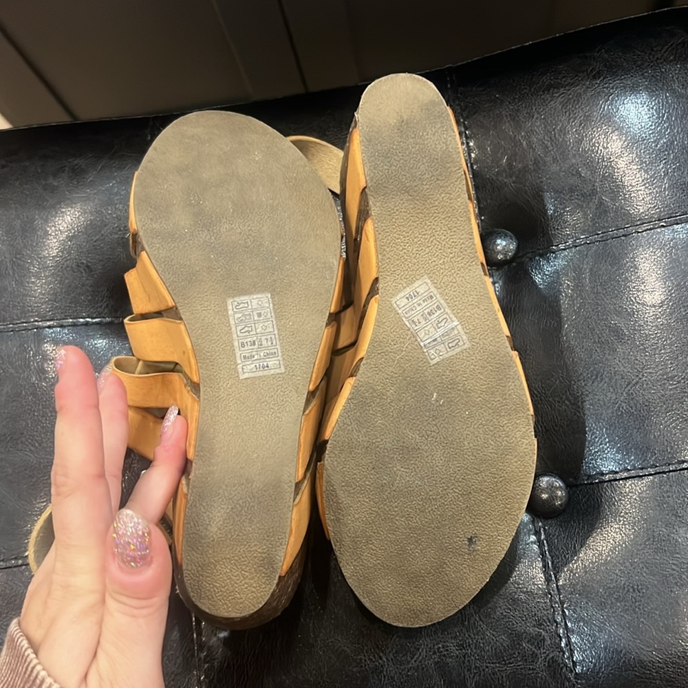 Blowfish Wedge Sandals "Herz" tan in color women's Size 7.5 Excellent Condition - Picture 5 of 7